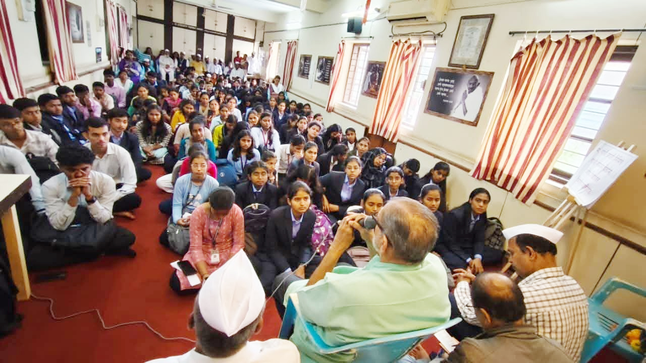सामाजिक सलोख्यासाठी गांधींची शिकवण आवश्यक : किशोर बेडकीहाळ