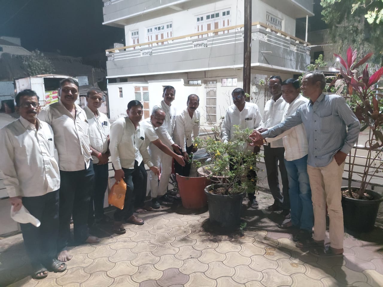 ‘अजित वृक्षपर्व’ उपक्रमातून दादांना आगळीवेगळी श्रद्धांजली; महाराष्ट्रात प्रत्येक गावी ६६ वृक्ष लावण्याचे प्रा. रवींद्र कोकरे यांचे आवाहन