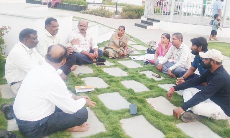 दांभिकतेच्या उन्मादावर फलटणच्या साहित्यिकांचा कडक प्रहार; ३७ व्या ‘साहित्यिक संवाद’मध्ये उमटले अस्वस्थ लेखणीचे पडसाद