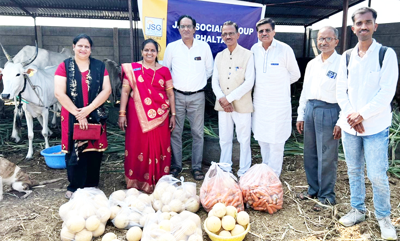 फलटणमध्ये महावीर जयंतीनिमित्त जैन सोशल ग्रुपचा स्तुत्य उपक्रम; यशोदा गोशाळेत चारा दान व फळवाटप